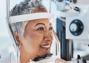 elderly taking AMD eye scan at VisionQuest Eyecare